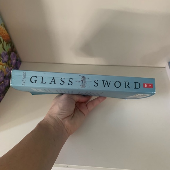 Glass sword by Victoria Aveyard part of red Queen series paperback UV - Picture 3 of 4